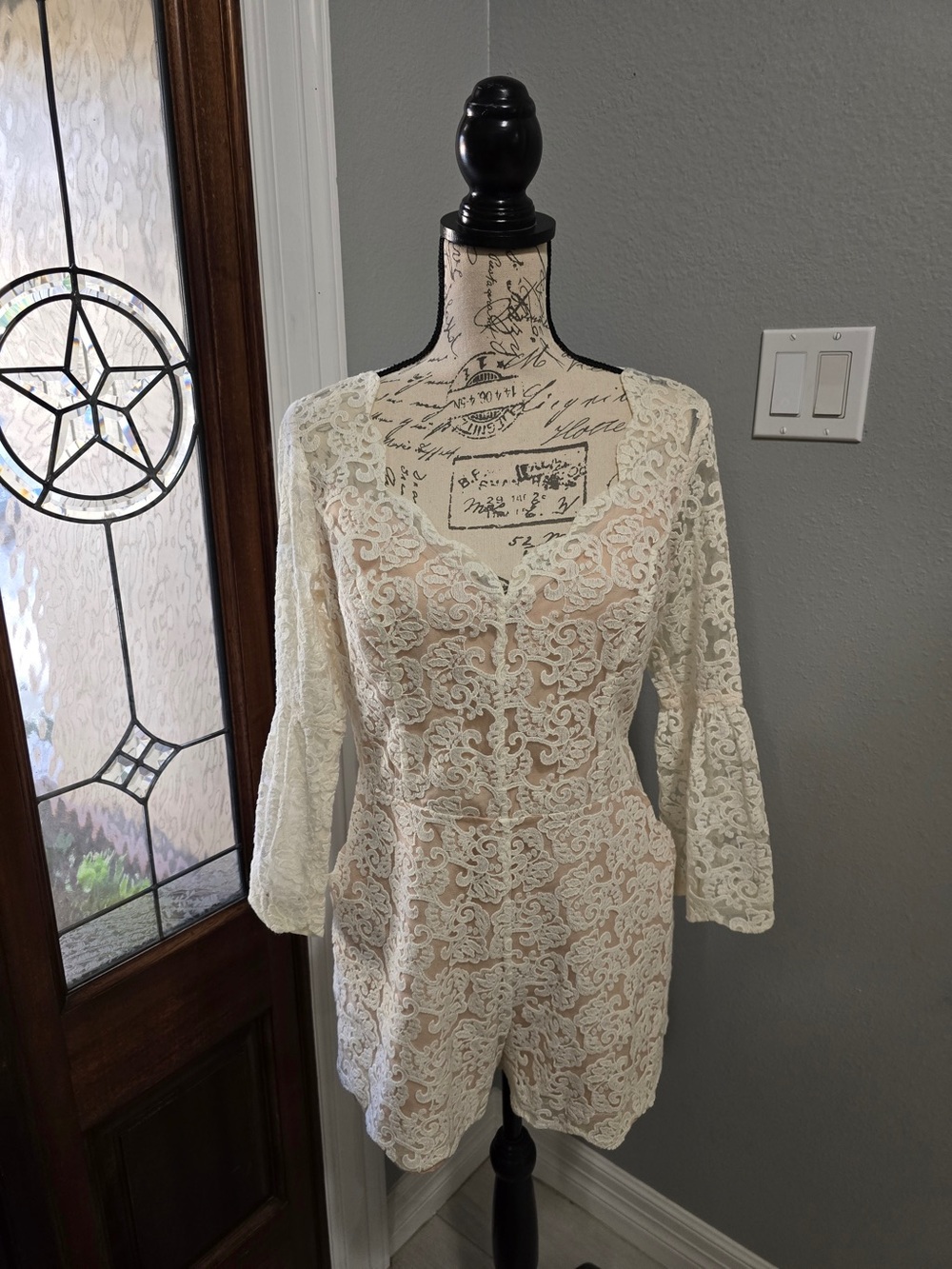 🌸 Lauren Conrad Runway Limited Edition Cream Lace Bell Sleeve Romper Size 10